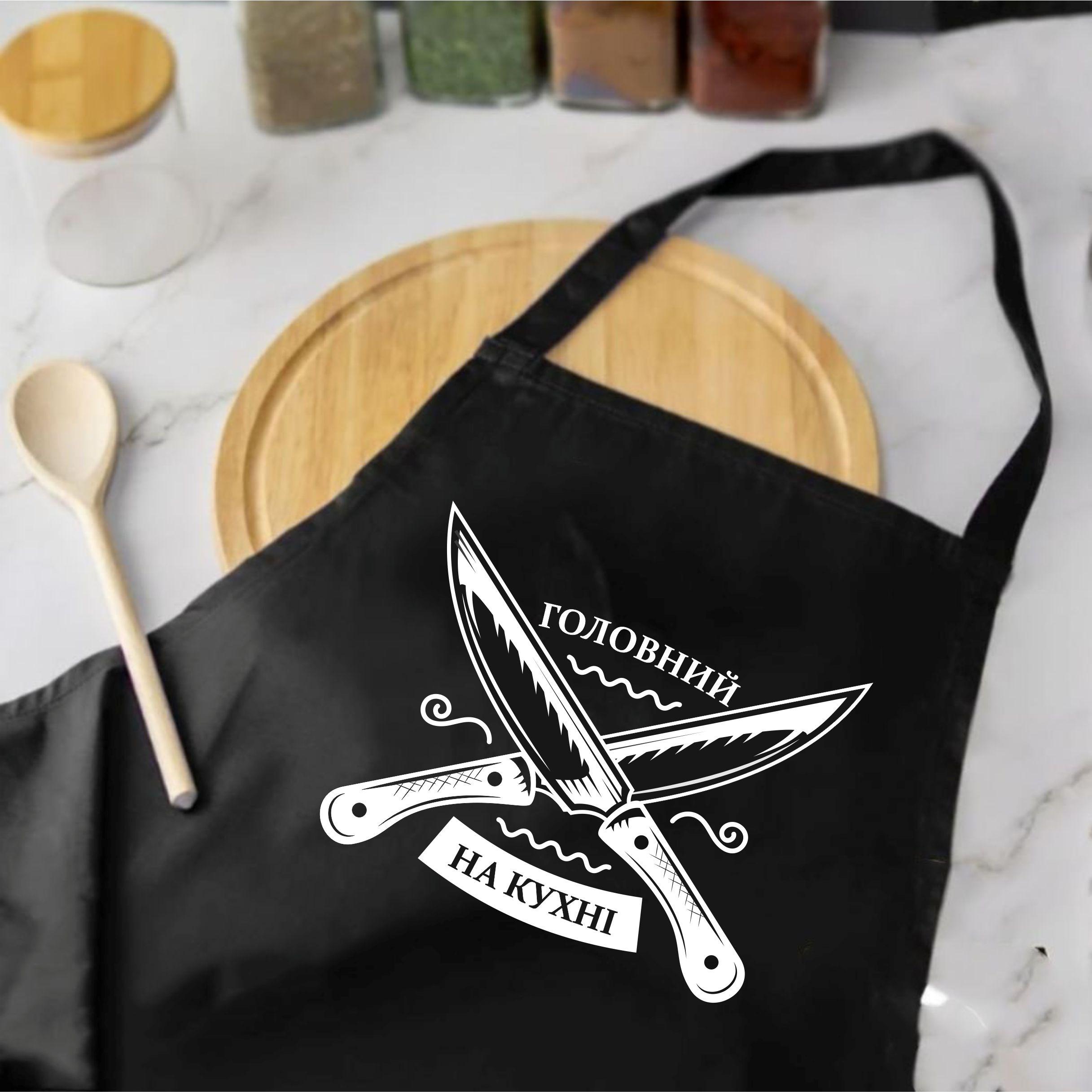 Фартух з написом "Головний на кухні" 73х64 см Чорний (2095885572) - фото 2 Фартух з написом "Головний на кухні" 73х64 см Чорний (2095885572) - фото 2