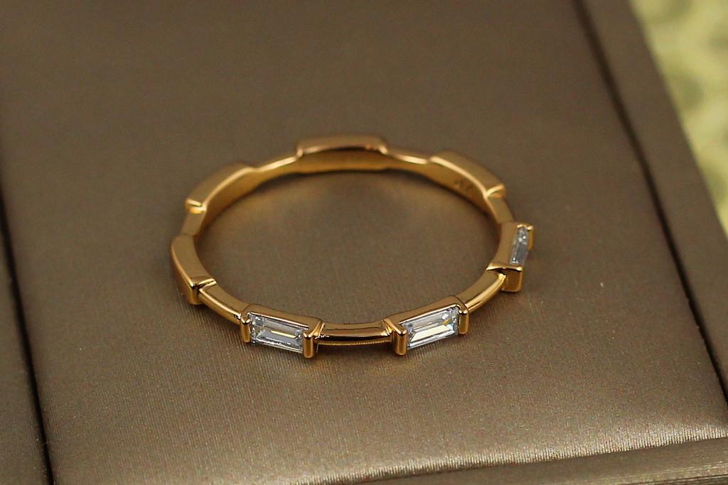 Каблучка Xuping Jewelry Сальто з прямокутними каменями по колу р. 16 Золотистий