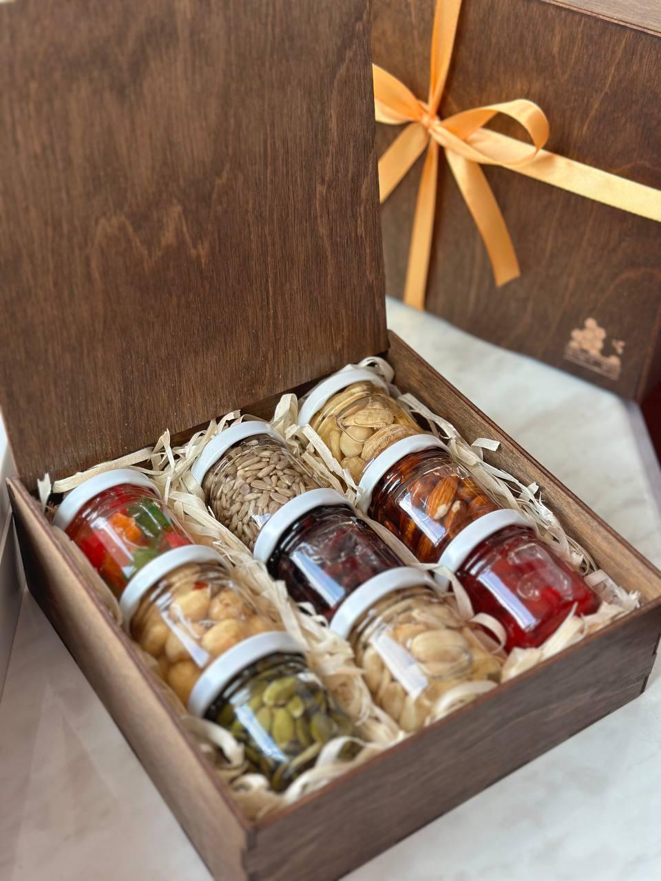 Подарунковий набір у фірмовій дерев'яній коробці горішки в меді акації 9 баночок по 50 г