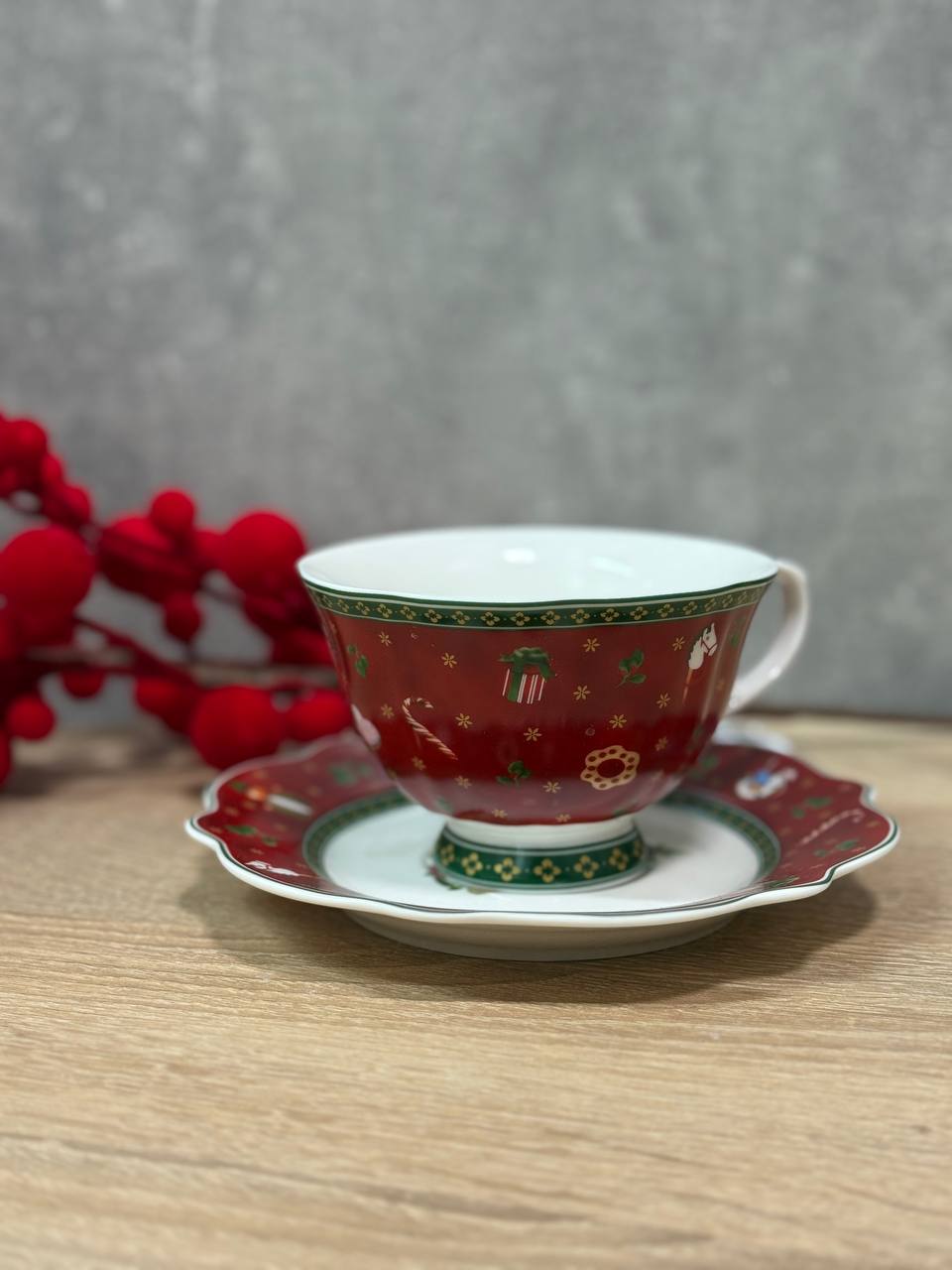 Чашка с блюдцем новогодняя Yiwu Christmas фарфоровая 250 мл Красный (HP-SDHK-14) Чашка с блюдцем новогодняя Yiwu Christmas фарфоровая 250 мл Красный (HP-SDHK-14)