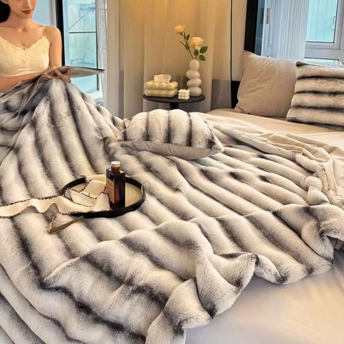 плед корейский стиль koloco кролик евро ширина полоски 10 см 200х230 см светло-серый (40668) - фото 1