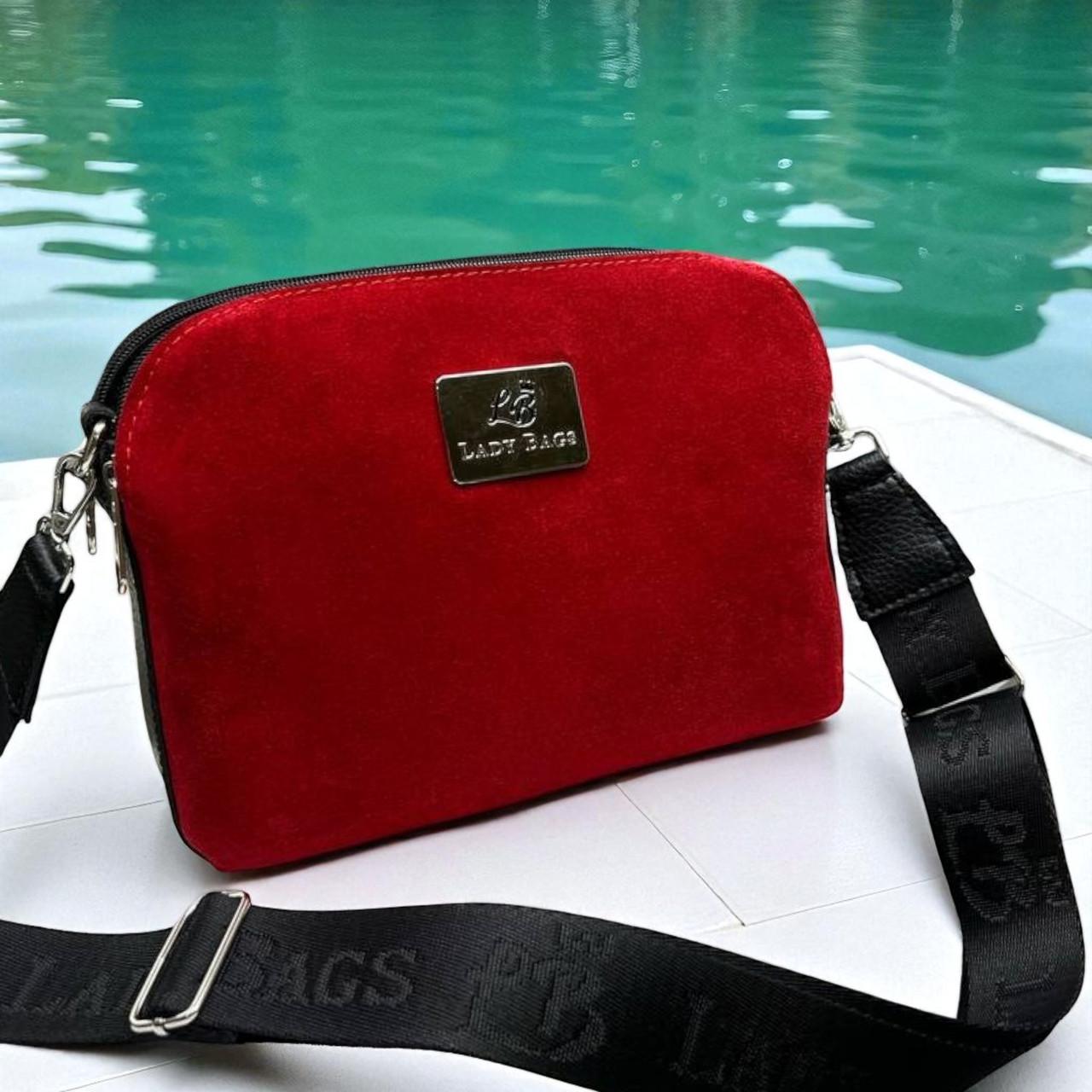 Сумка клатч кросс боди через плечо на широком ремне из замши и экокожи на три отделения Красный - фото 1 Сумка клатч кросс боди через плечо на широком ремне из замши и экокожи на три отделения Красный - фото 1