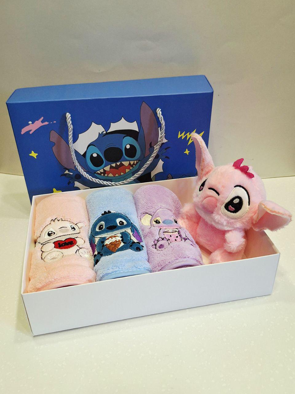 Набор детских полотенец подарочных 3 шт. с игрушкой-брелком Стич Розовый (1965)