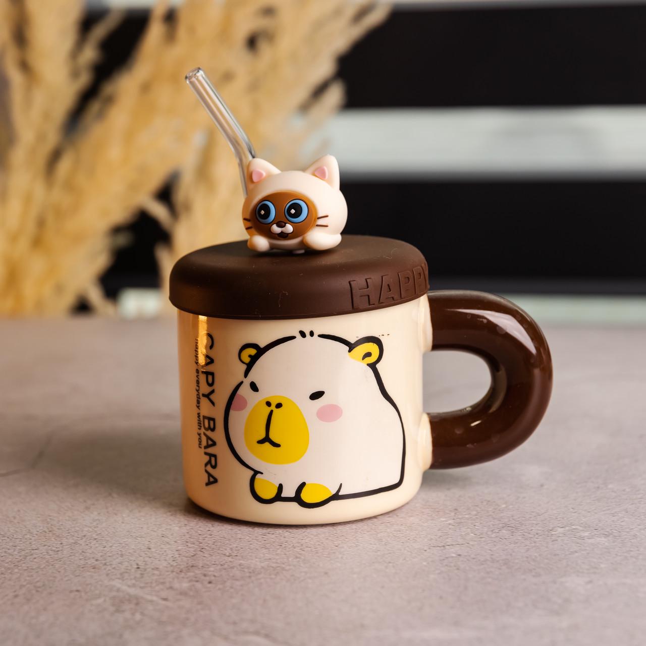 Чашка фарфоровая Капибара отдыхает с крышкой и трубочкой 400 мл (FM-27A)