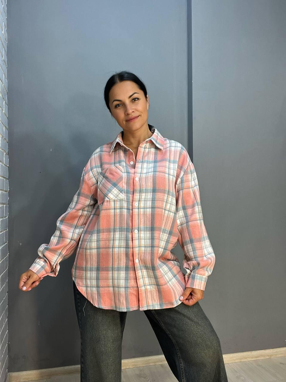 Рубашка женская Baoyu 225 клетчатая оверсайз фланель удлиненная спинка OS Розовый (2607) - фото 4 Рубашка женская Baoyu 225 клетчатая оверсайз фланель удлиненная спинка OS Розовый (2607) - фото 4