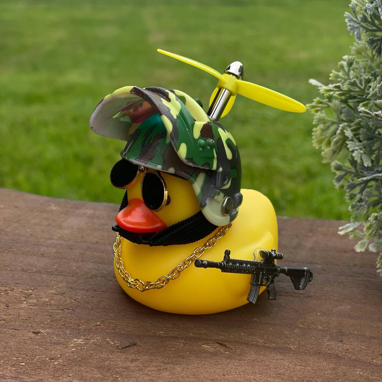 Утка на руле мотоцикла с шлемом (DC003)