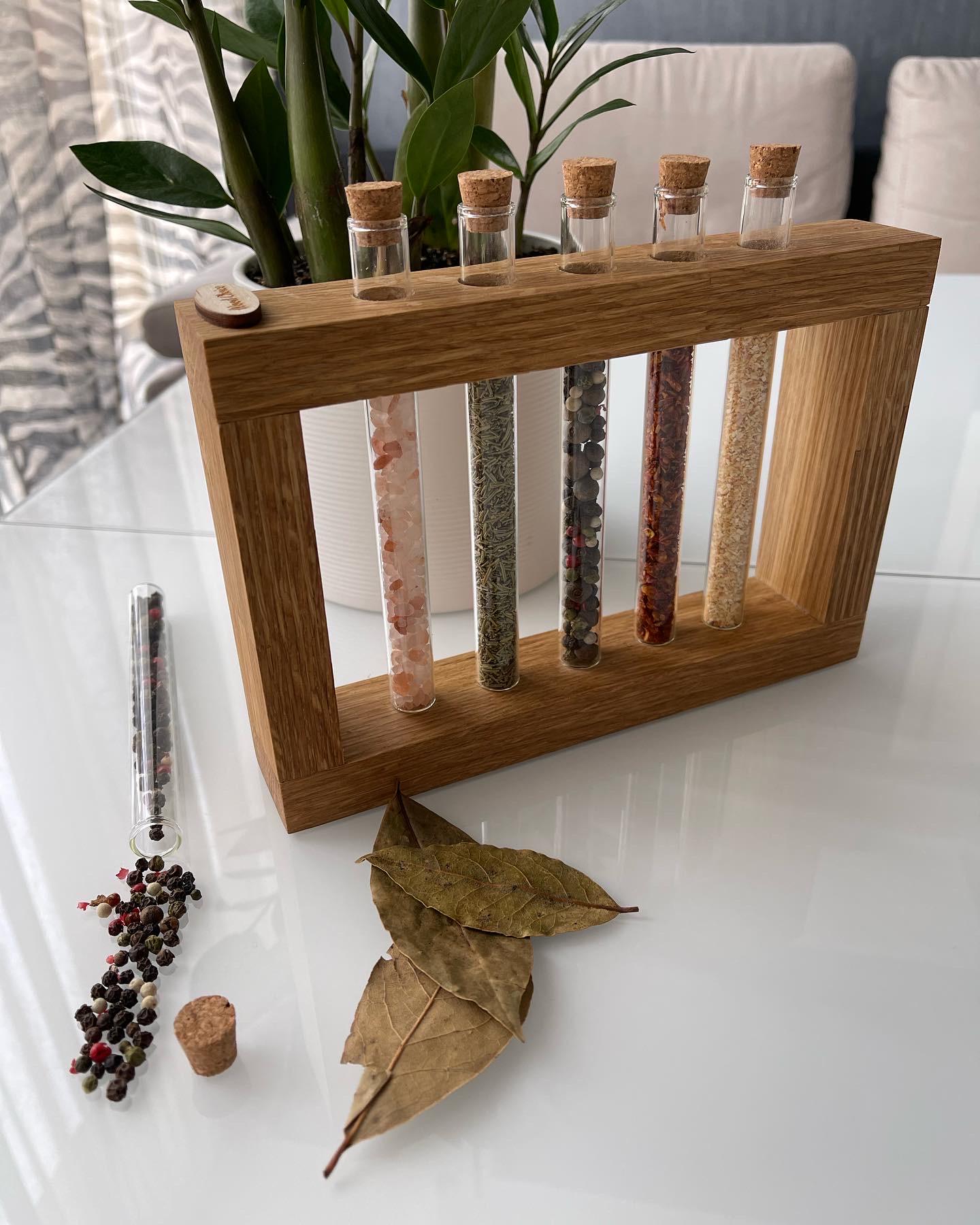 Набор емкостей для специй деревянный на подставке 5 колб 22х15х4 см (243) - фото 2 Набор емкостей для специй деревянный на подставке 5 колб 22х15х4 см (243) - фото 2