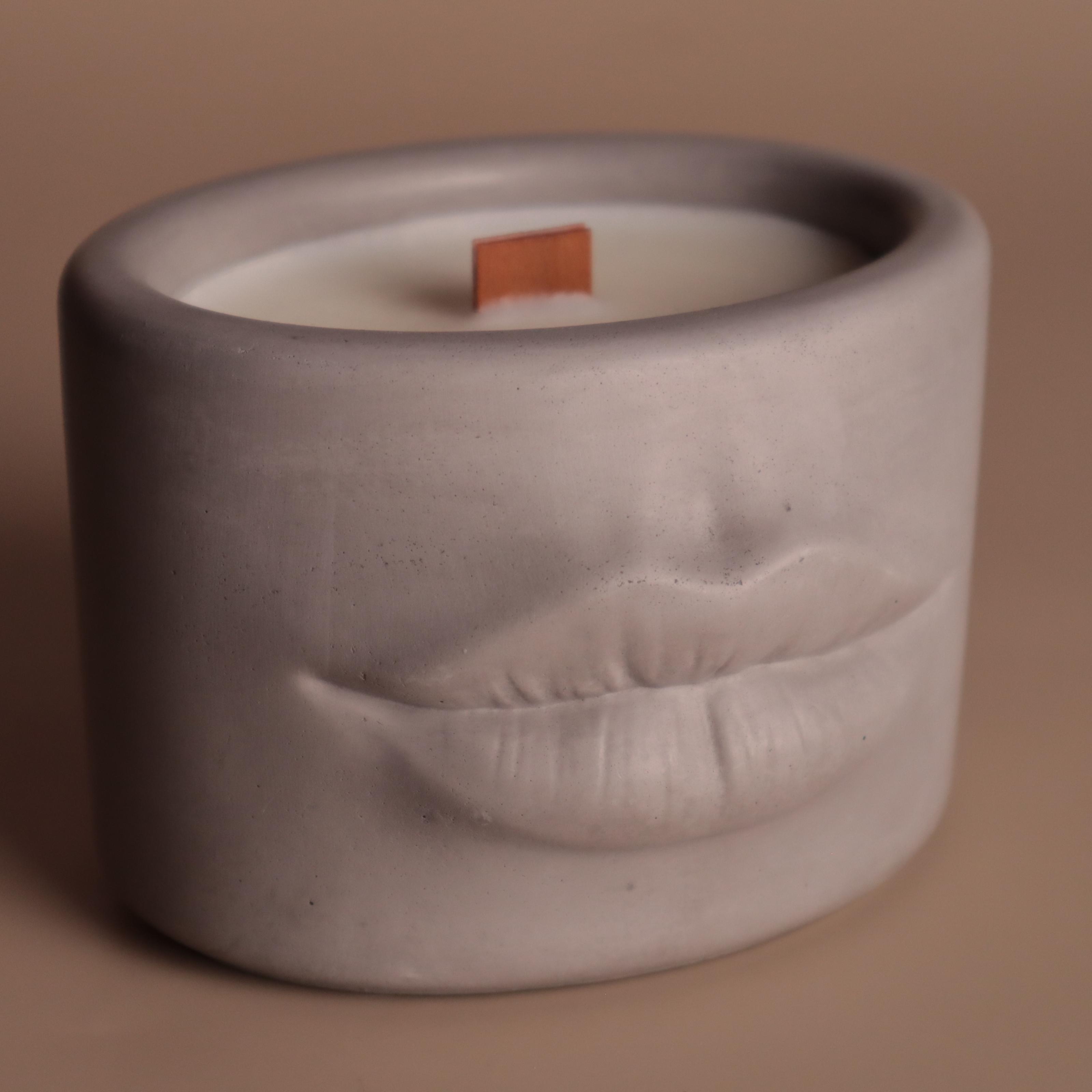 Аромасвічка соєва Wax Harmony Ваніль у гіпсовому кашпо Губи Сірий (1000072) Аромасвічка соєва Wax Harmony Ваніль у гіпсовому кашпо Губи Сірий (1000072)