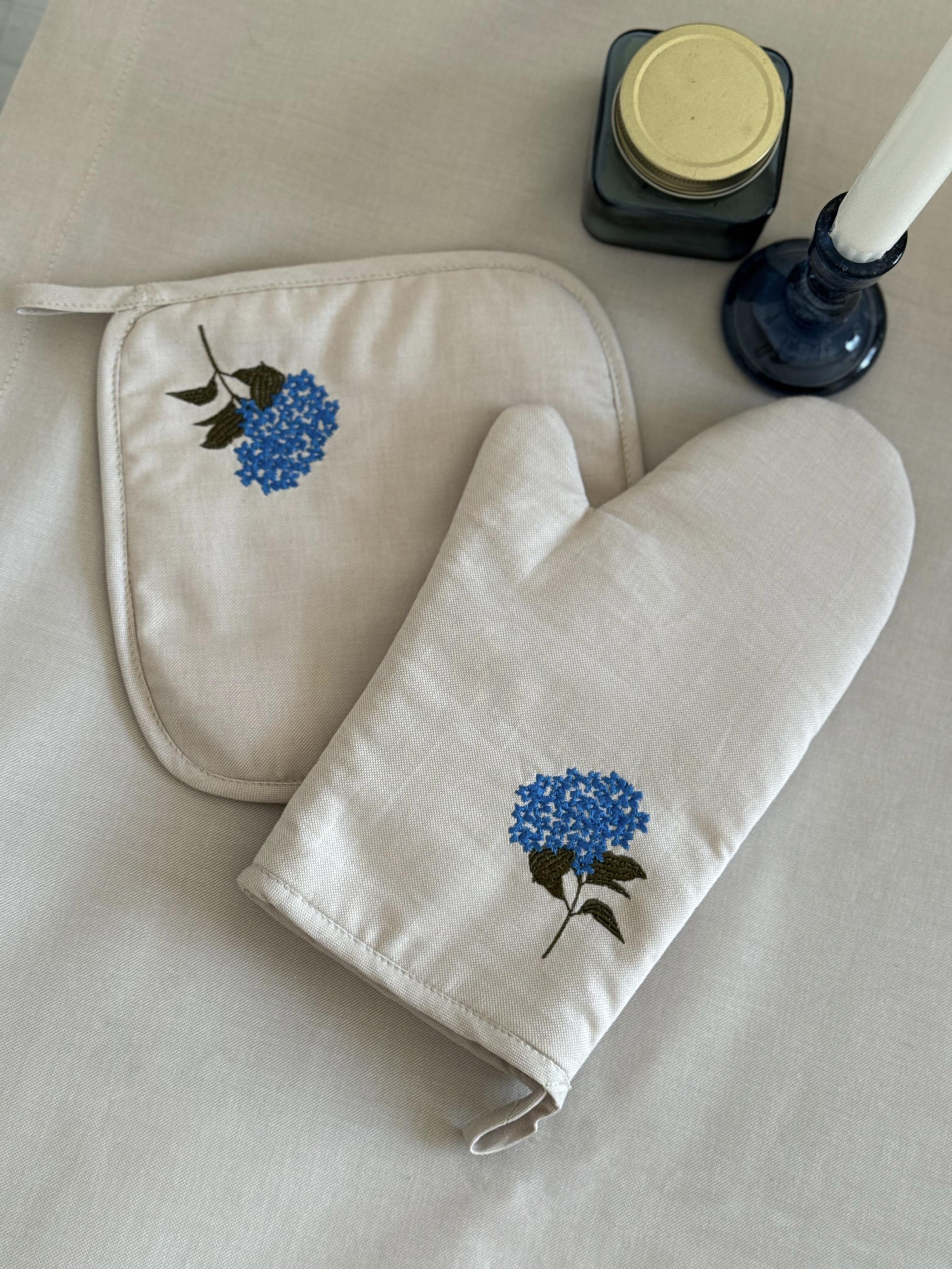 Набор перчатка с прихваткой с вышивкой Голубая гортензия (29841097)