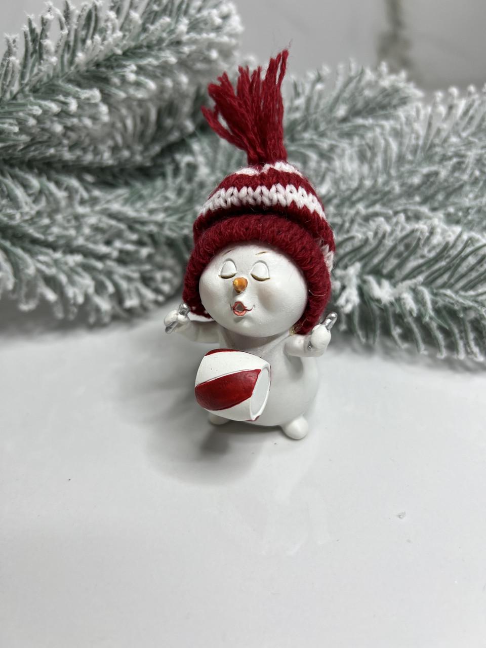 Фигурка новогодняя Снеговик в вязаной шапке декоративная (0000)