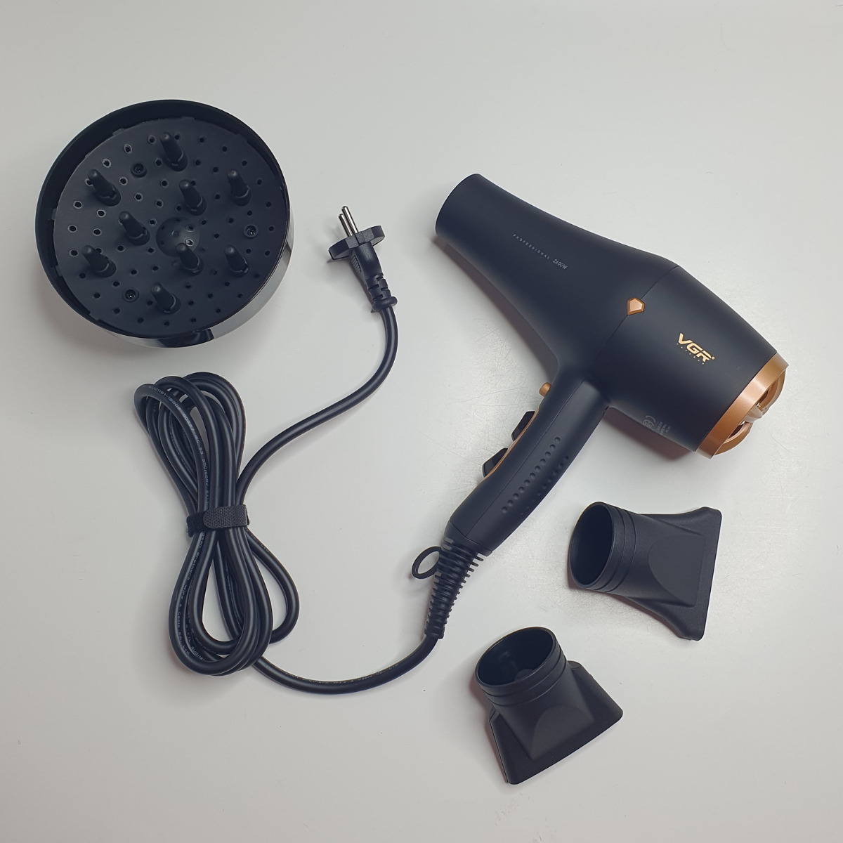 Фен професійний VGR для сушіння та вкладання волосся з 3 насадками Чорний (V-462)