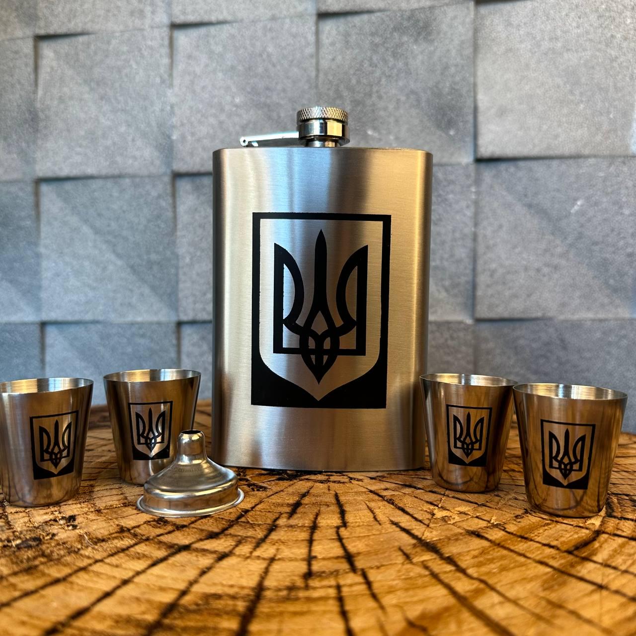 Набір фляга для алкоголю та 4 чарки з гербом під гравіювання у подарунковій коробці - фото 6 Набір фляга для алкоголю та 4 чарки з гербом під гравіювання у подарунковій коробці - фото 6