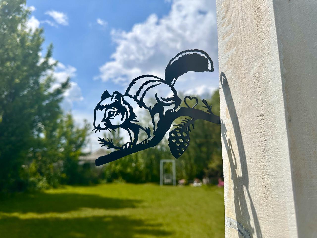 Садовая фигура Белка на ветке с шишкой металлическая для дерева/беседки/террасы/сада/подворья (DCR015) - фото 3 Садовая фигура Белка на ветке с шишкой металлическая для дерева/беседки/террасы/сада/подворья (DCR015) - фото 3