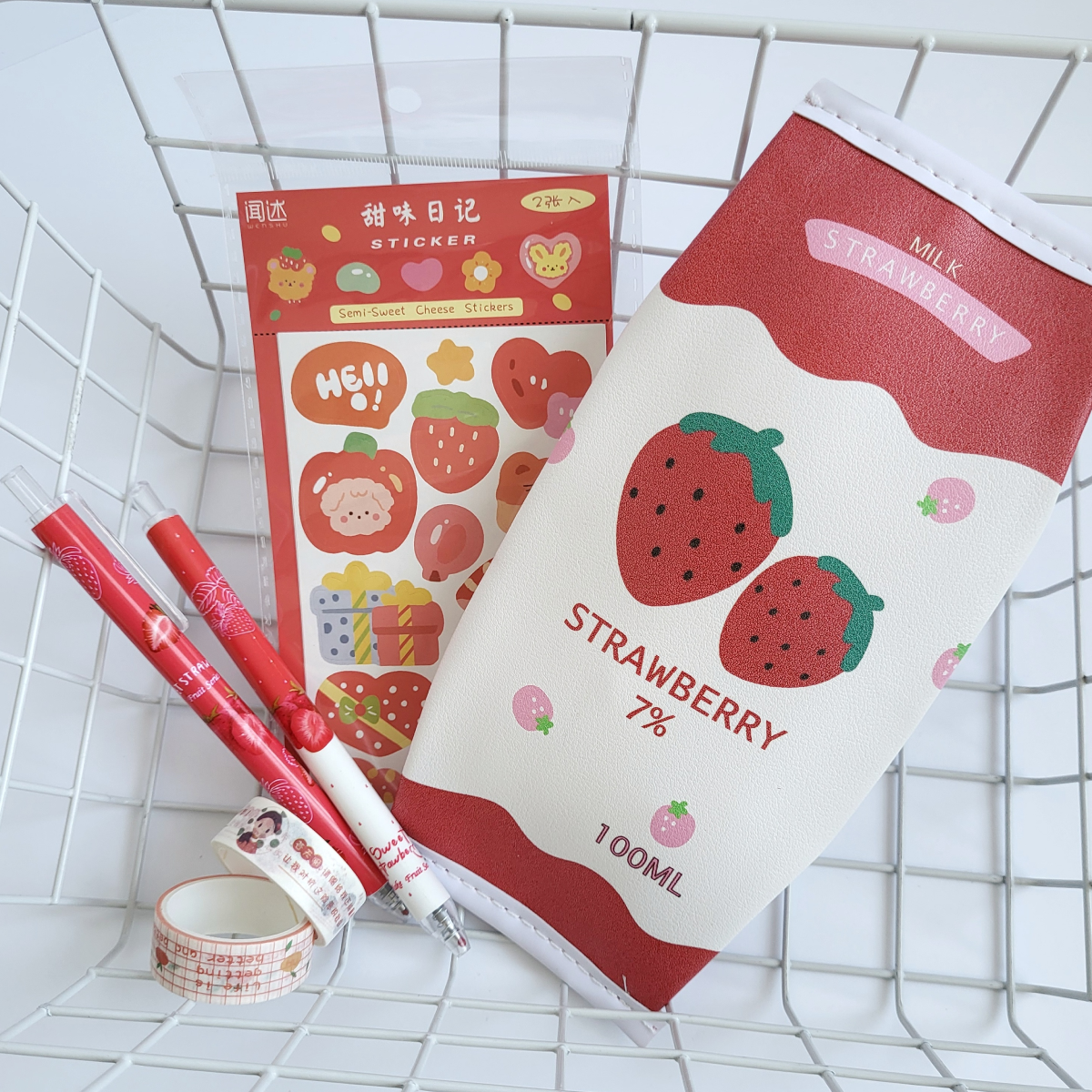 Подарочный набор канцелярии в корейском стиле Клубнички 6 предметов Красный (343)