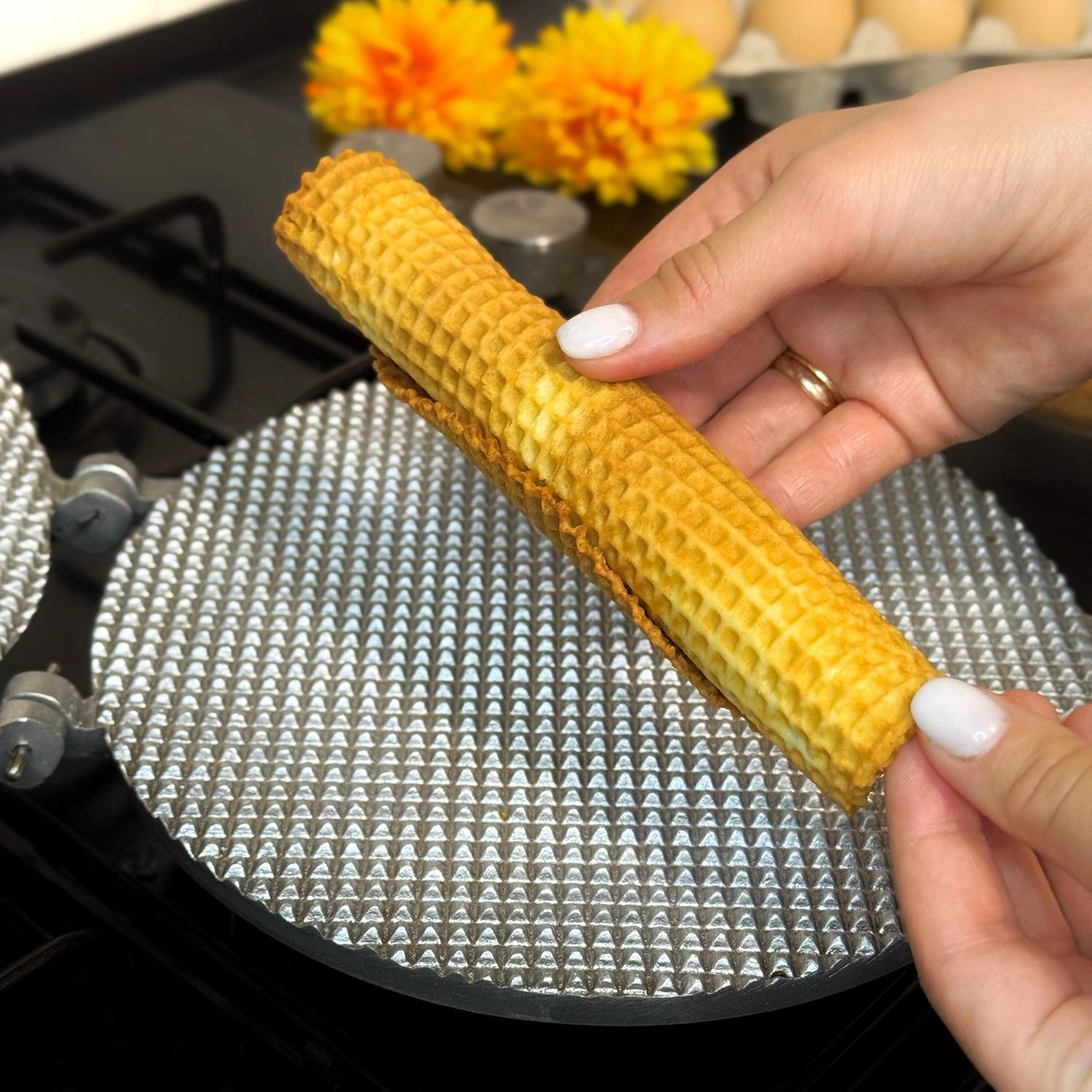 Форма для випічки вафельних коржів для тортових вафель на плиті Ø 18 см зі знімними ручками (28843773) - фото 34 Форма для випічки вафельних коржів для тортових вафель на плиті Ø 18 см зі знімними ручками (28843773) - фото 34