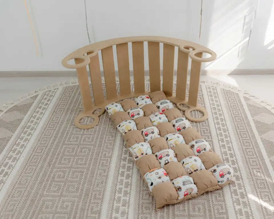 Качели балансир с матрасом Машинки для детей от 2 месяцев 99х49х45 см с нагрузкой до 100 кг из высококачественной МДФ