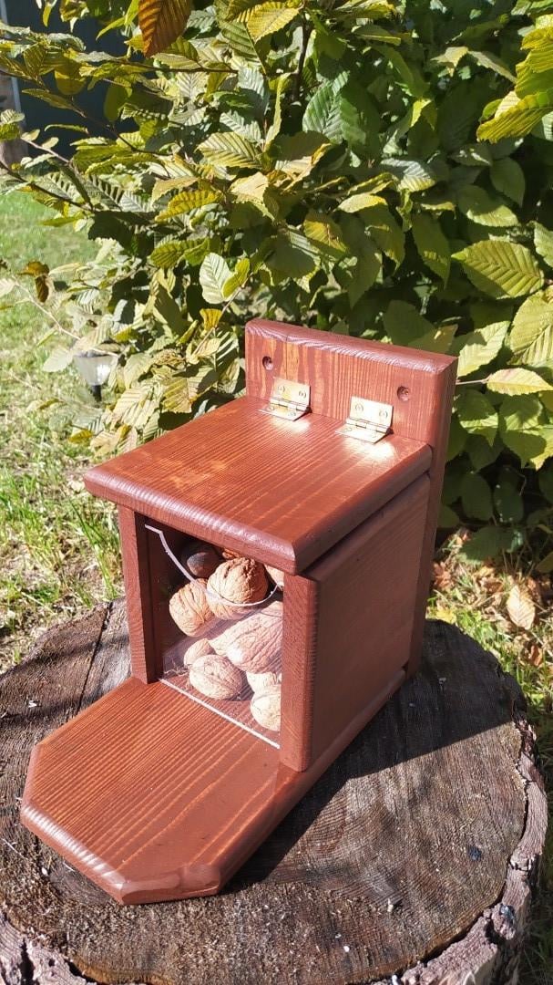 Кормушка для белок Сюрприз из древесины 27х25х16 см Красный - фото 5 Кормушка для белок Сюрприз из древесины 27х25х16 см Красный - фото 5