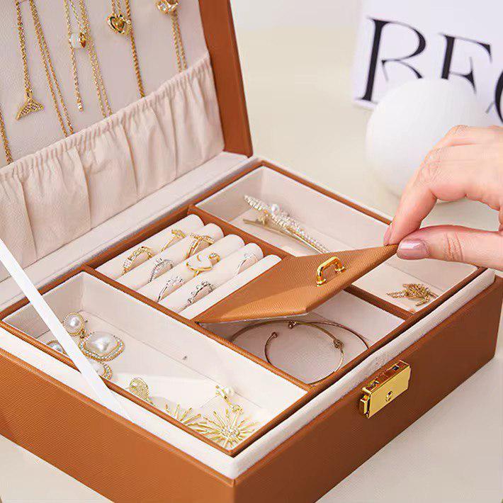 Скринька дворівнева для зберігання прикрас з еко-шкіри на замку 23х17,5х8,5 см Коричневий (ST0402) - фото 5 Скринька дворівнева для зберігання прикрас з еко-шкіри на замку 23х17,5х8,5 см Коричневий (ST0402) - фото 5