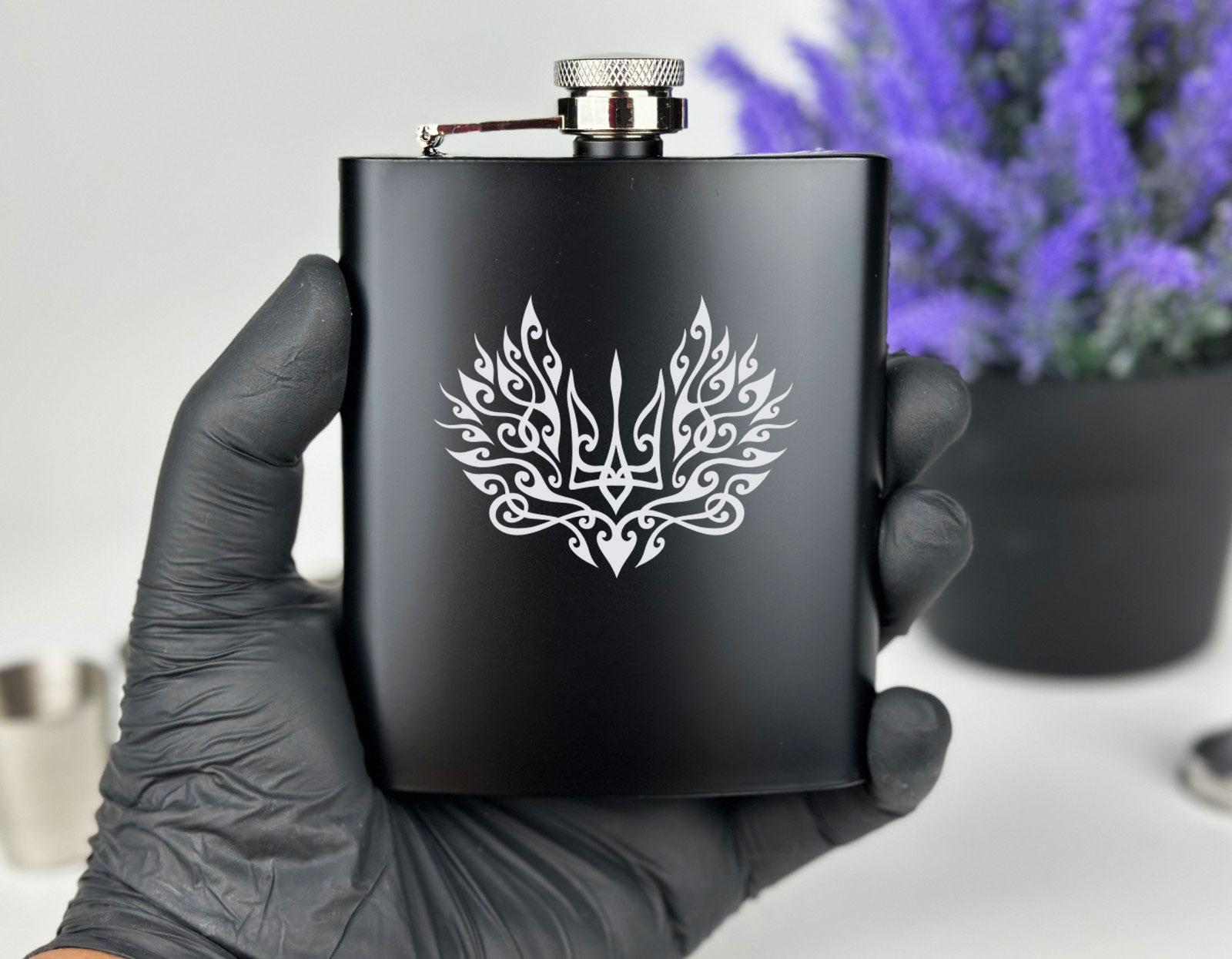 Подарунковий набір Тризуб фляга з рюмками (12776502) - фото 2