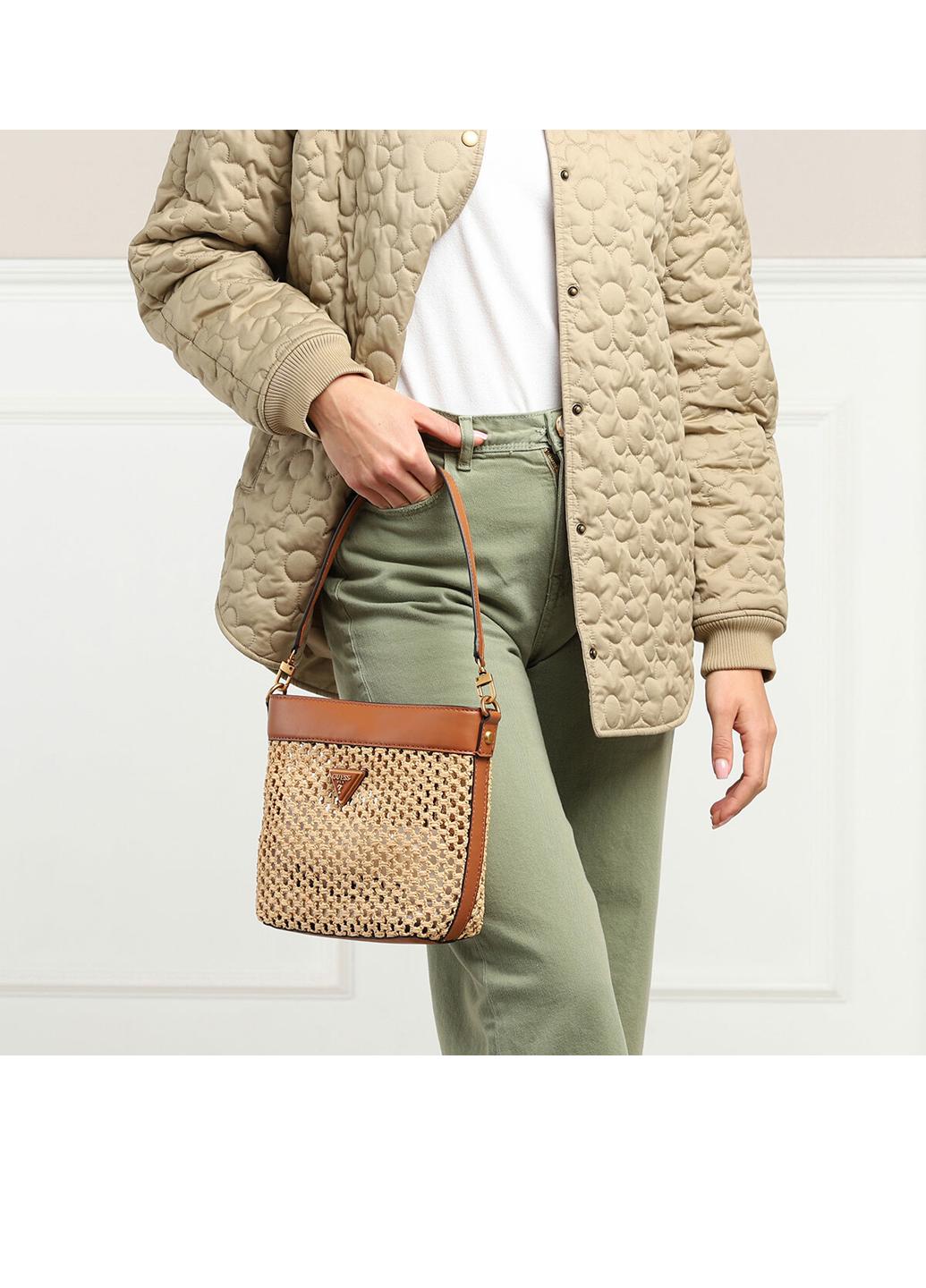 Сумка c косметичкой сумка корзина женская соломенная Guess VIKKY DRAWSTRING BUCKET HWWH6995040-COG Желтый - фото 14