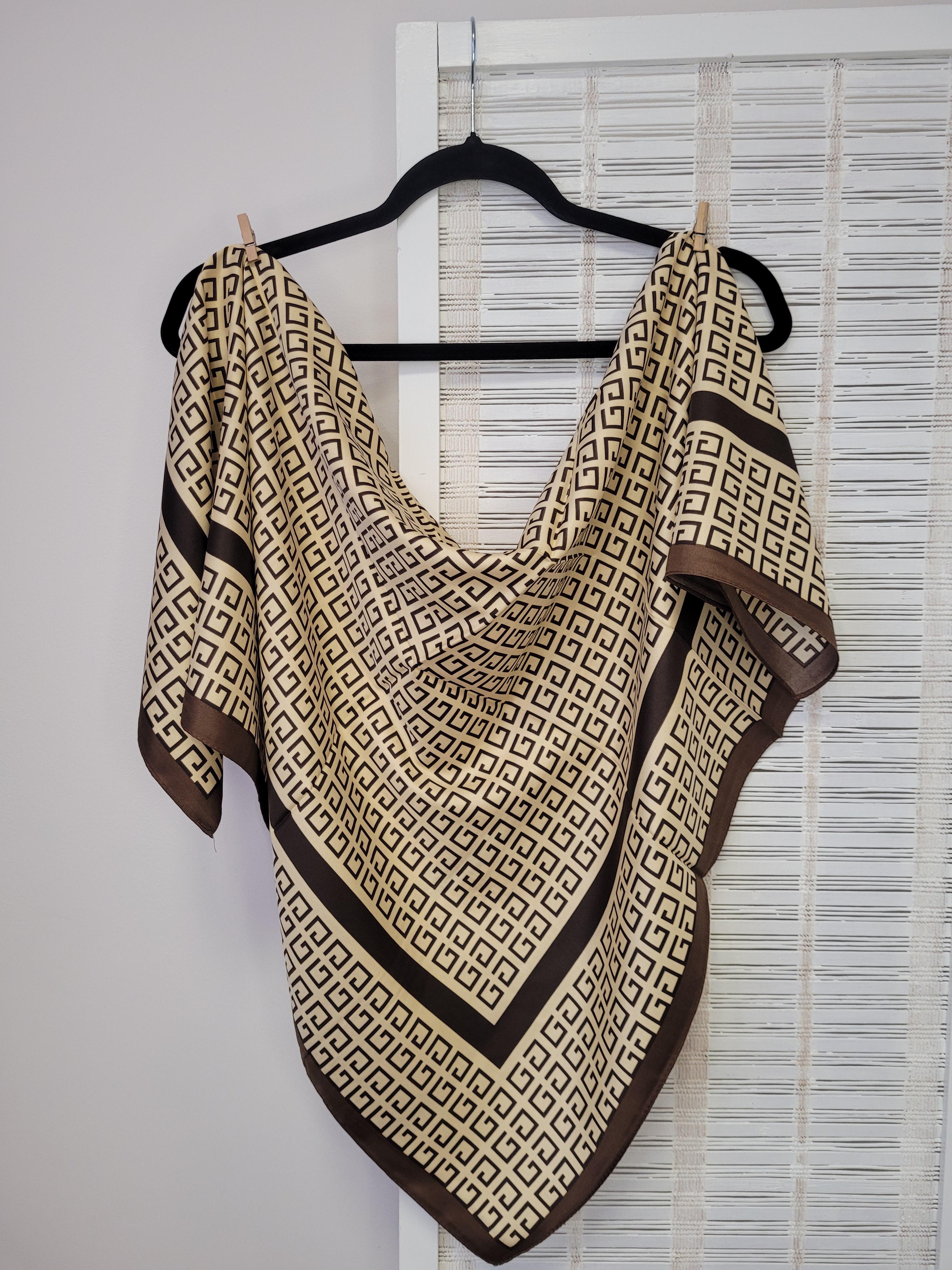 Хустка жіноча шовкова Відомий принт 90х90 см Бежево-коричневий (002528)