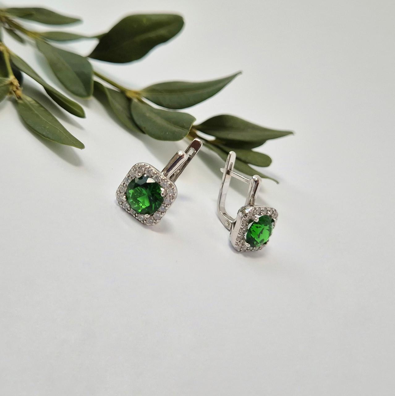Серебряные серьги с зелеными камнями 3,45 г (82088з)