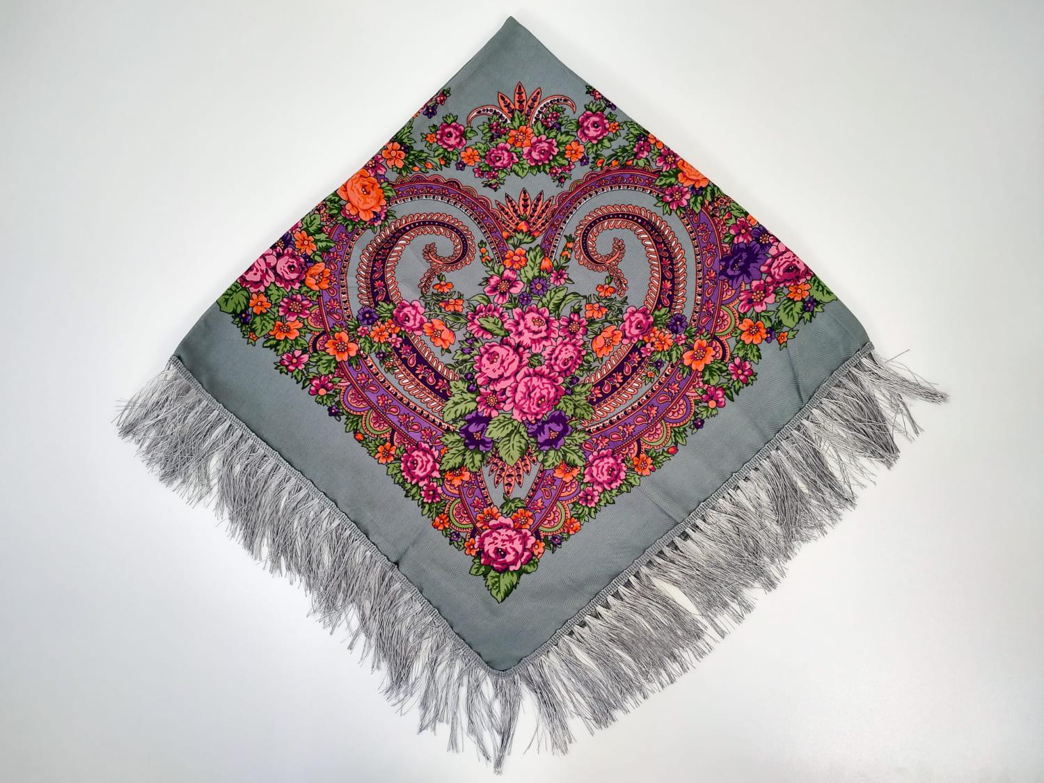 Платок в народном стиле с узорами Букет роз 120х120 см Серый М27 (29416880)