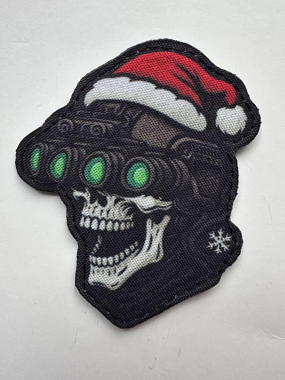 Шеврон тактический Череп в шлеме с ПНВ Новогодний фигурный на липучке (SANTA_CHEREP)