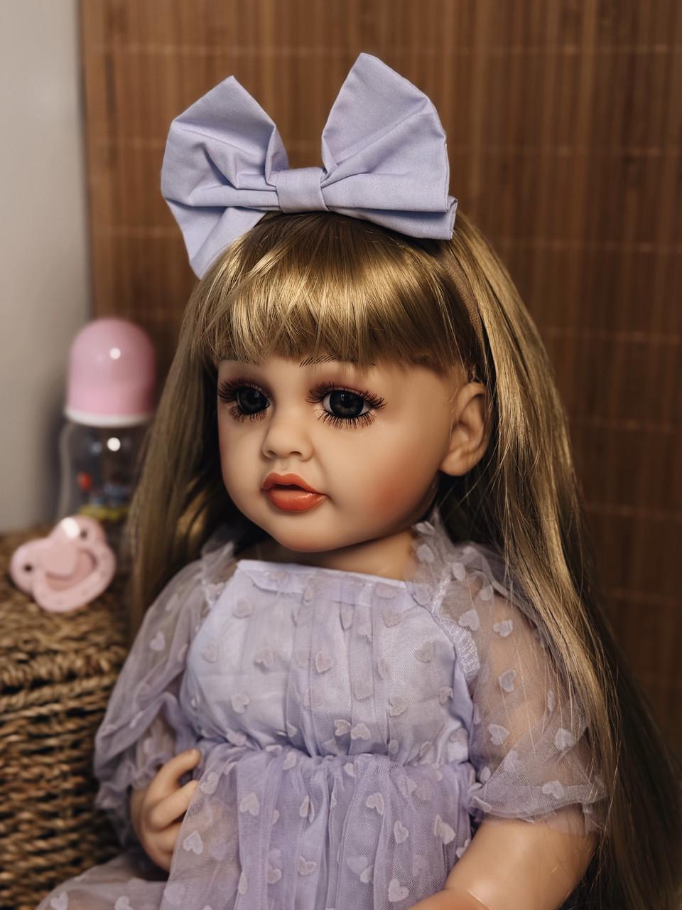 Кукла кукла реалистичная KEIUMI винил-силиконовая в платье и бантие с аксессуарами 55 см Фиолетовый - фото 3