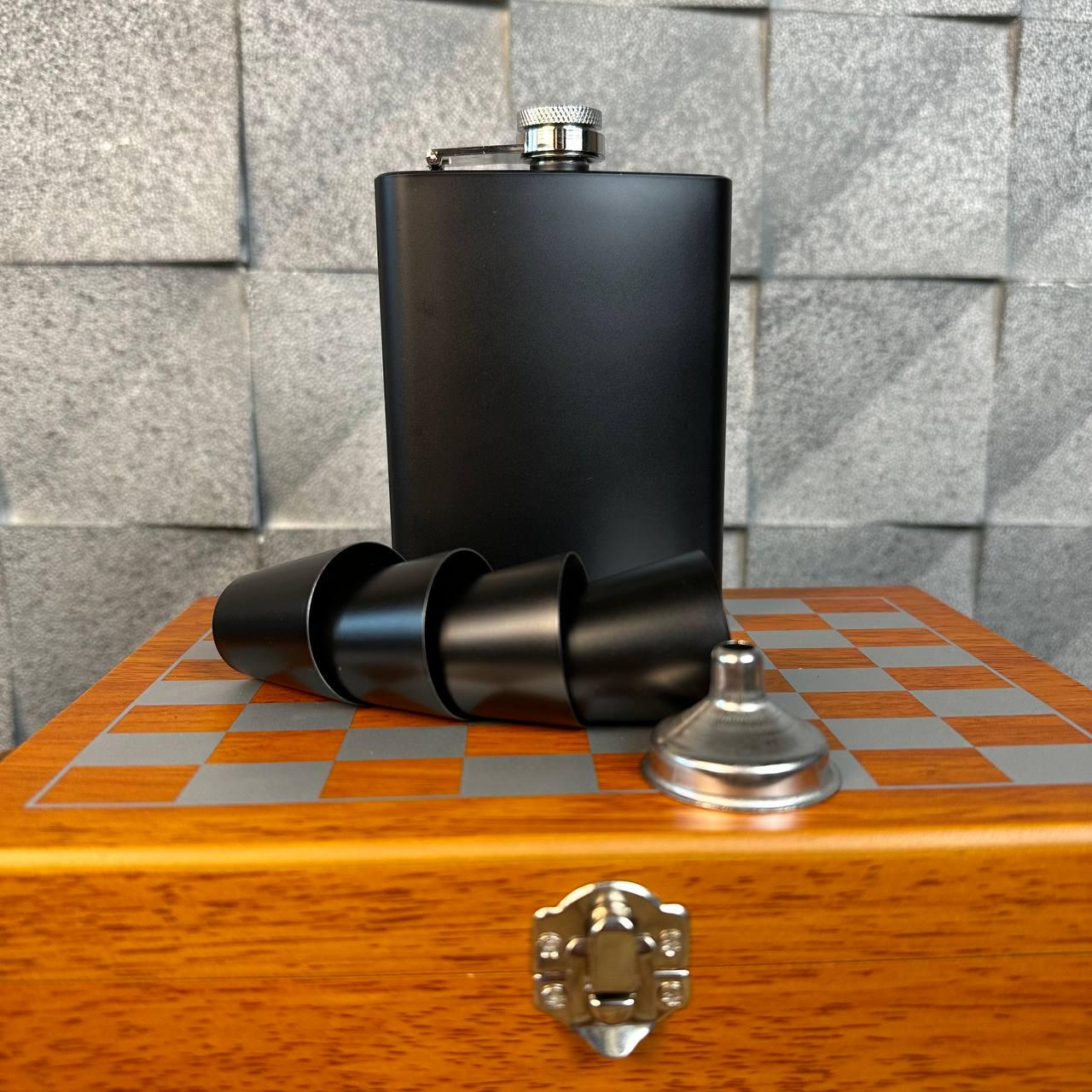 Подарунковий набір матова чорна фляга для алкоголю та 4 чарки з шахами в дерев'яній коробці - фото 4 Подарунковий набір матова чорна фляга для алкоголю та 4 чарки з шахами в дерев'яній коробці - фото 4