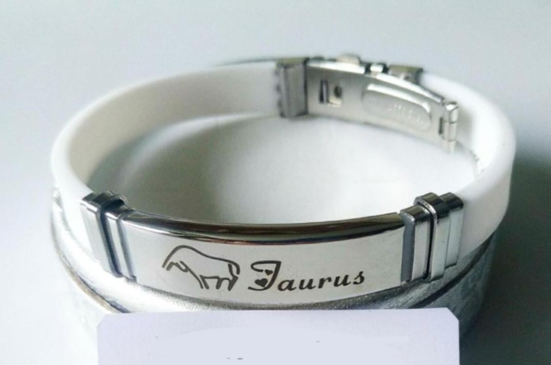 Браслет для знака зодиака Телец с надписью лазерной гравировкой на пластине ювелирная сталь серебристая и ремешок силикон белый 22 см (1408869741)