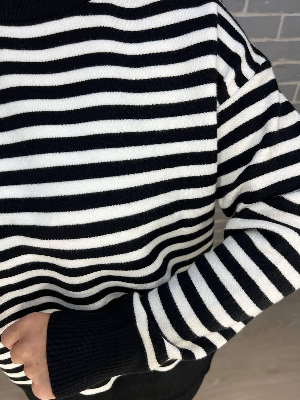 Свитер женский ACCORDDREAM 9880 полоса оверсайз разрезы по бокам р. 44-48 Черный (3022) - фото 4 Свитер женский ACCORDDREAM 9880 полоса оверсайз разрезы по бокам р. 44-48 Черный (3022) - фото 4