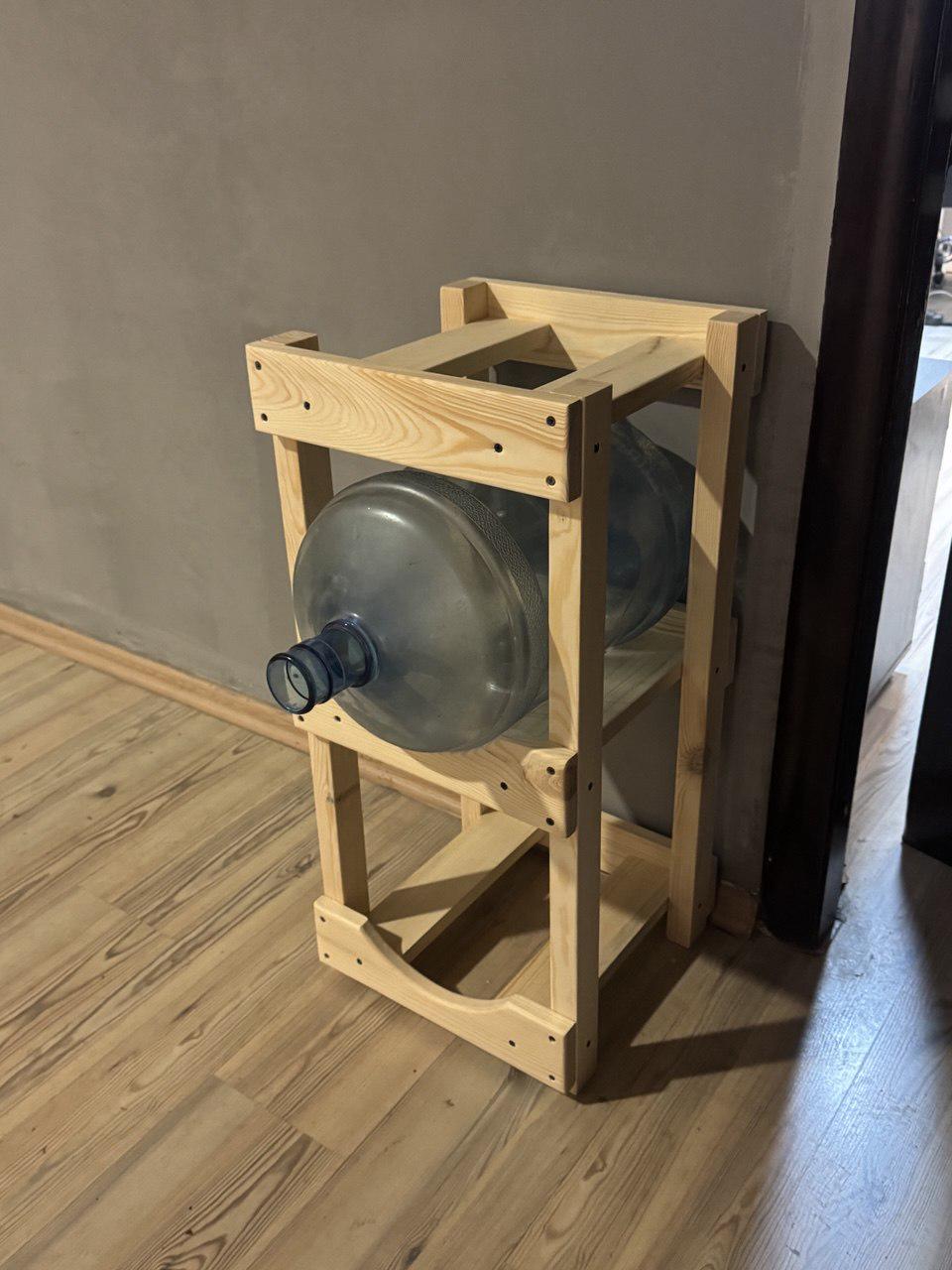 Етажерка з натурального дерева для зберігання бутлів з водою сосна (BV4653) - фото 4 Етажерка з натурального дерева для зберігання бутлів з водою сосна (BV4653) - фото 4