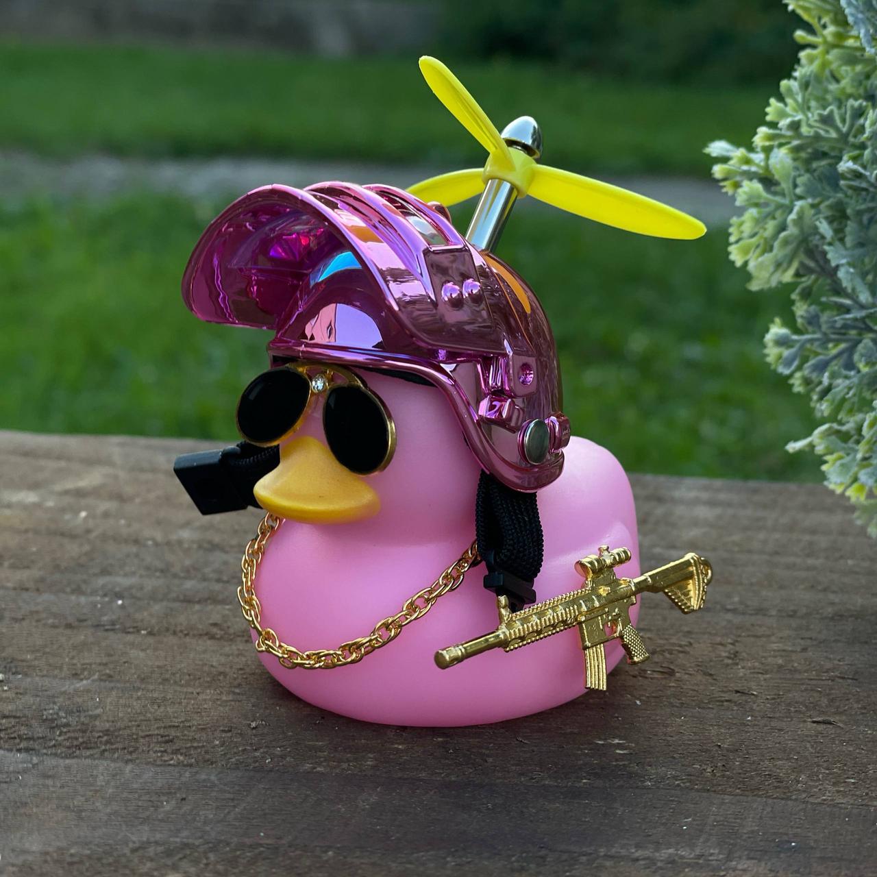 Утка со шлемом и в очках в салоне для машины (DC002) Утка со шлемом и в очках в салоне для машины (DC002)