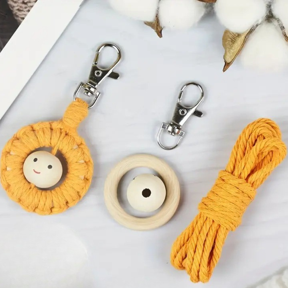 Набор макраме для рукоделия для ручного вязания брелока для ключей и аксессуаров 10х5 см Оранжевый