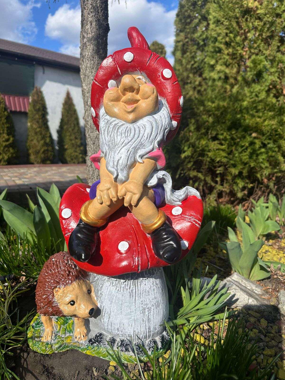 Фигура садовая Гном на грибе с ежиком гипс ручная работа