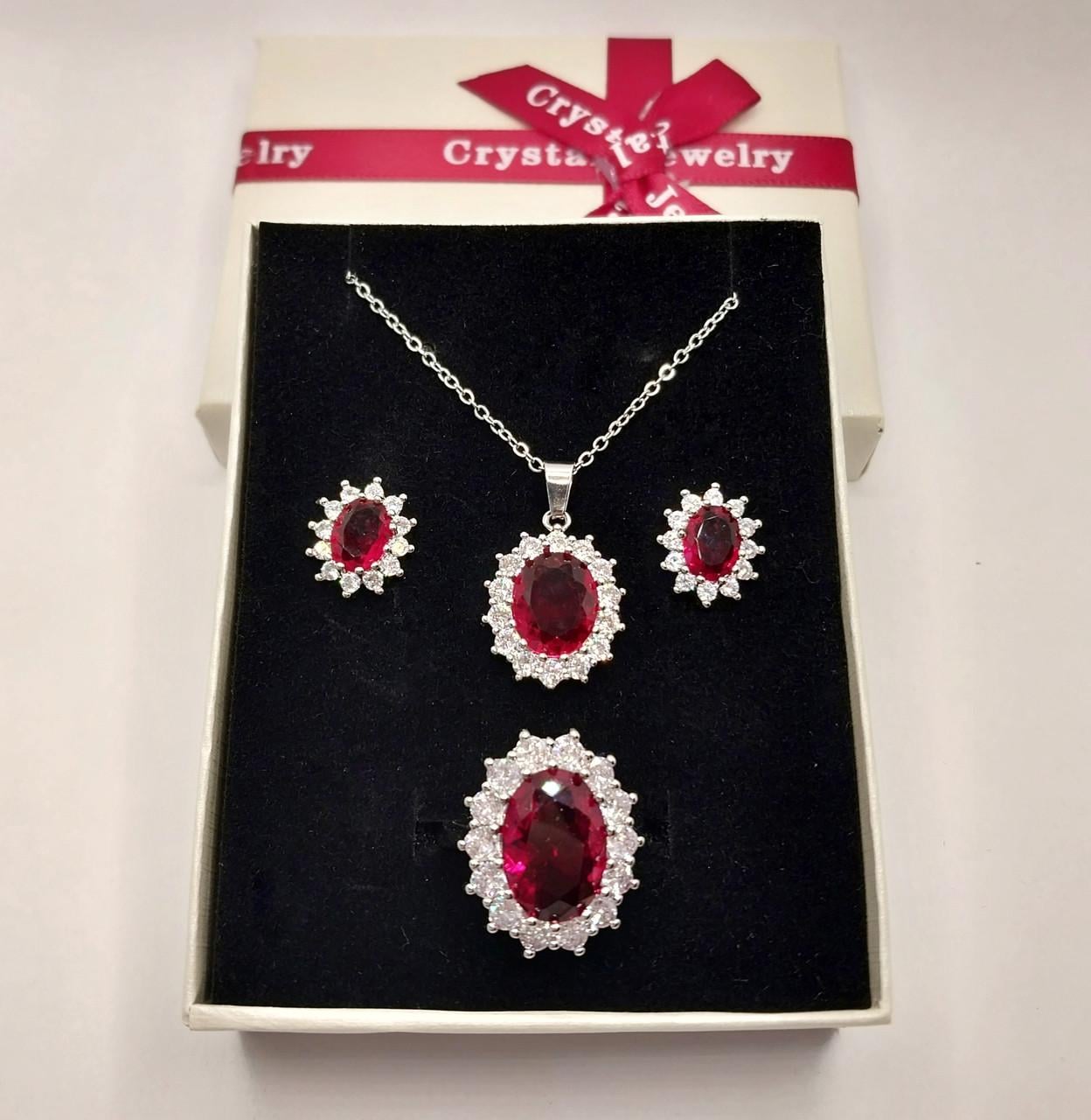 Набор украшений серьги/колье/кольцо рубиновый овал с цирконами в серебристой оправе в подарочной коробочке (85546859)