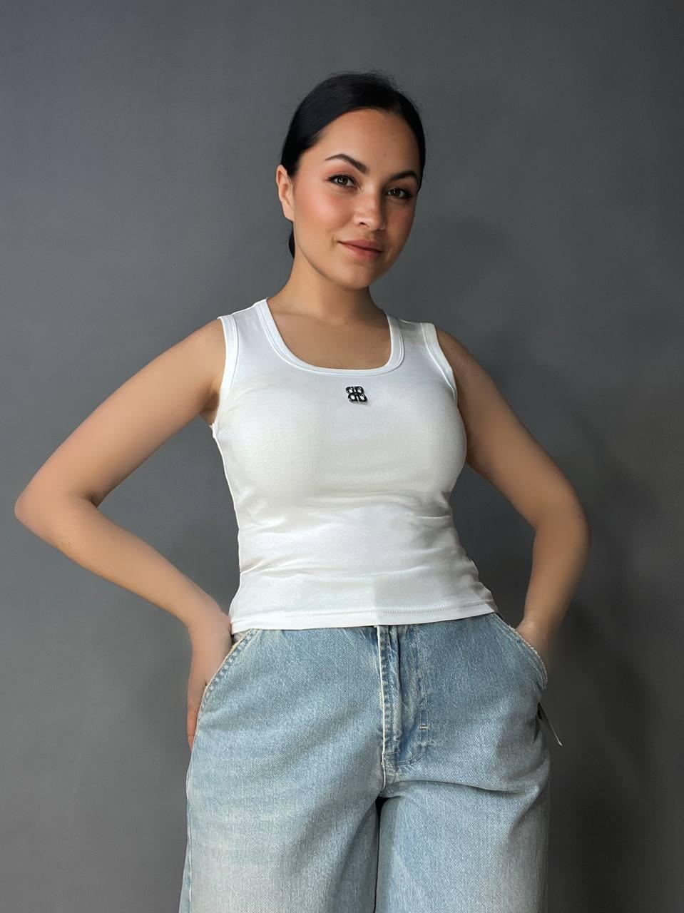 Майка женская A-N 25001 с широкими бретелями и металлическим значком буквы OS Белый (4366)