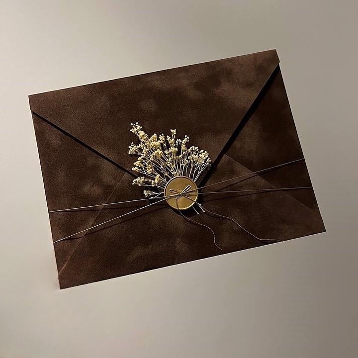 Конверт оксамитовий з підкладкою А5 16х21,5 см на магнітній застібці з декором Коричневий (2492726730) Конверт оксамитовий з підкладкою А5 16х21,5 см на магнітній застібці з декором Коричневий (2492726730)