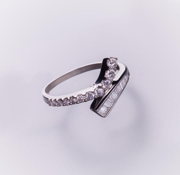 Кольцо золотое с бриллиантами р. 16 С19Л1№13