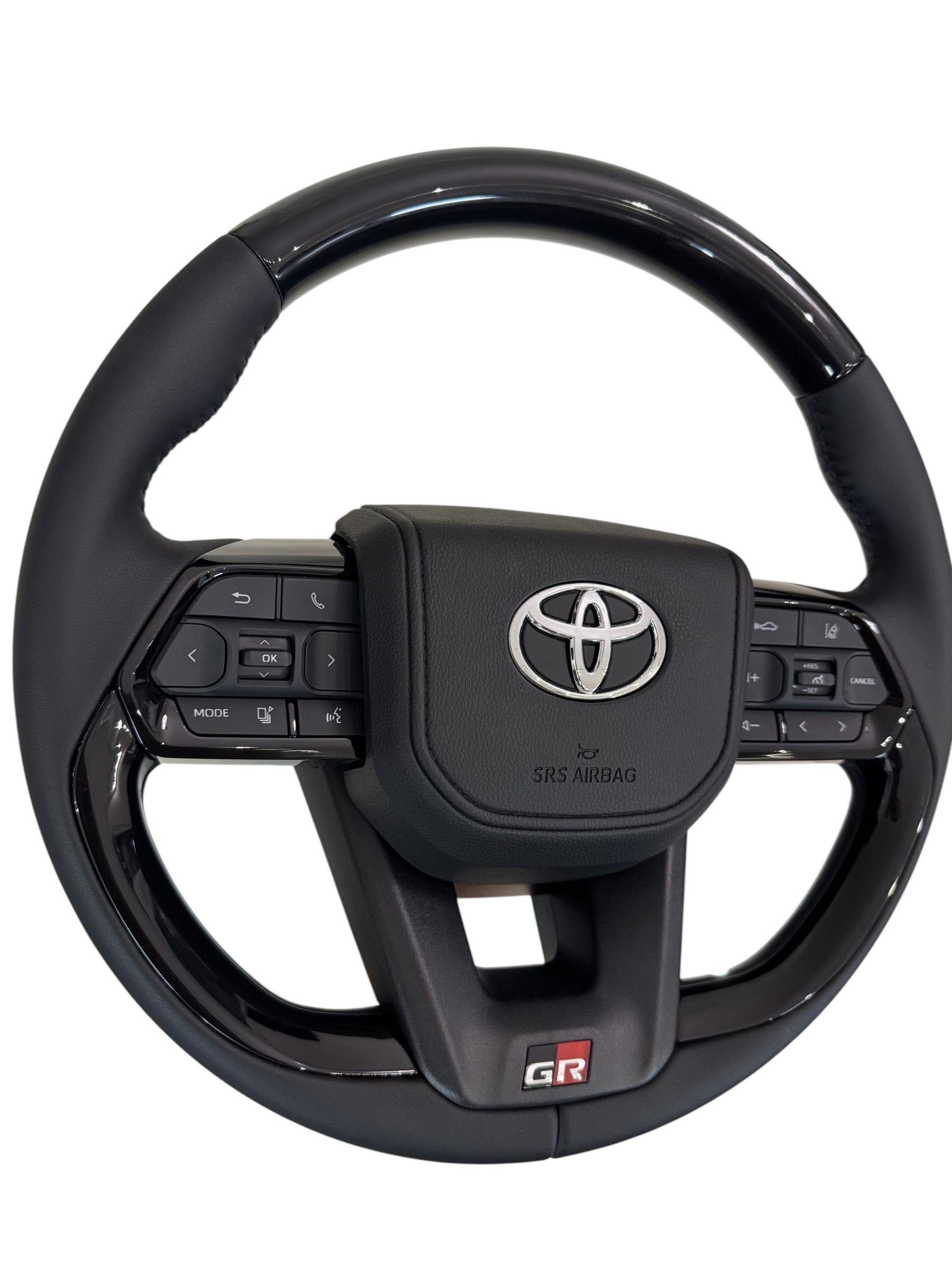 Руль для Toyota Land Cruiser 100/Prado 120 в сборе лак лакальный в стиле LC300 логотип хром (29621097) - фото 4 Руль для Toyota Land Cruiser 100/Prado 120 в сборе лак лакальный в стиле LC300 логотип хром (29621097) - фото 4