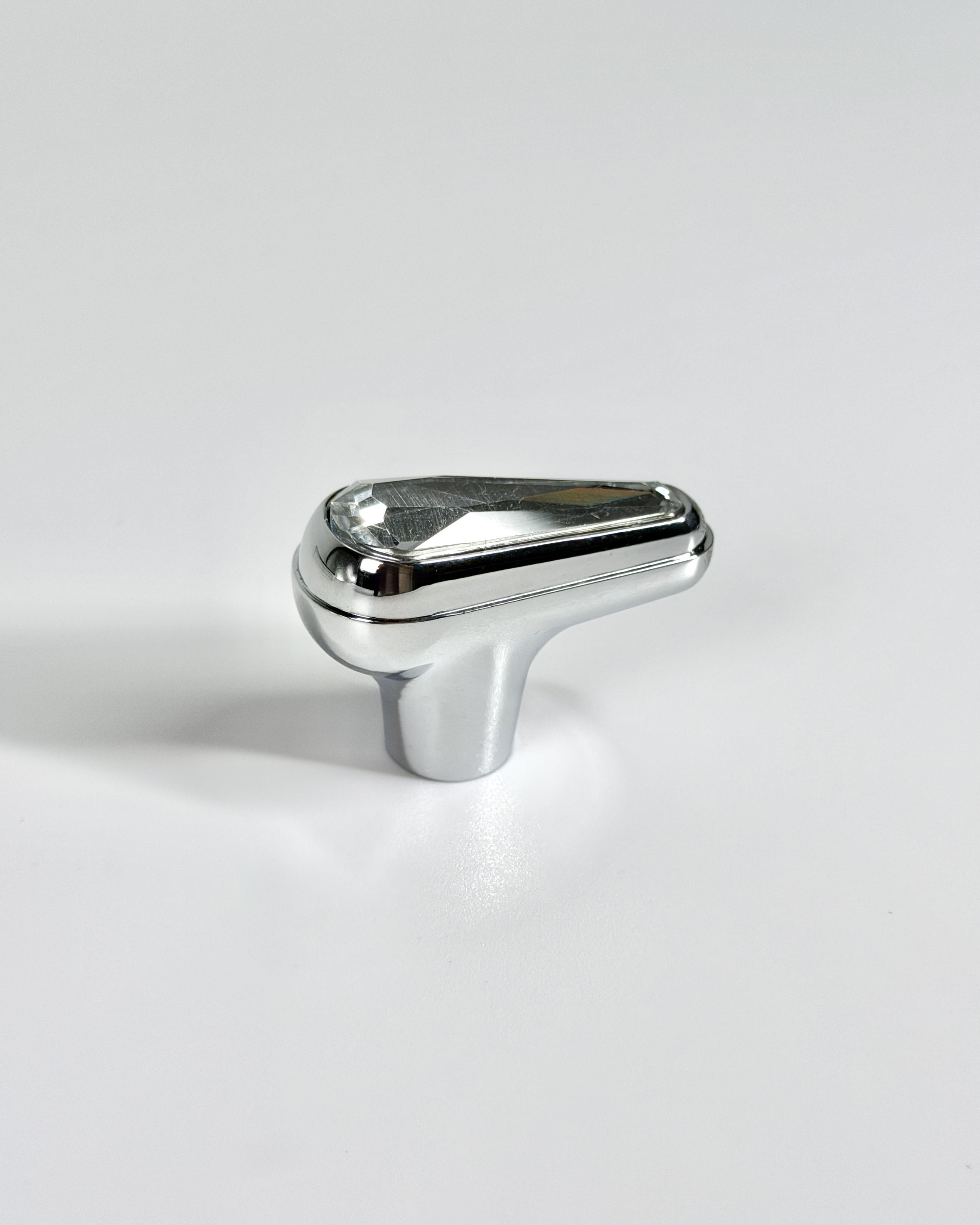 Мебельная ручка Crystal Nordic Edge Dot Silver (GO21NESD56) Мебельная ручка Crystal Nordic Edge Dot Silver (GO21NESD56)