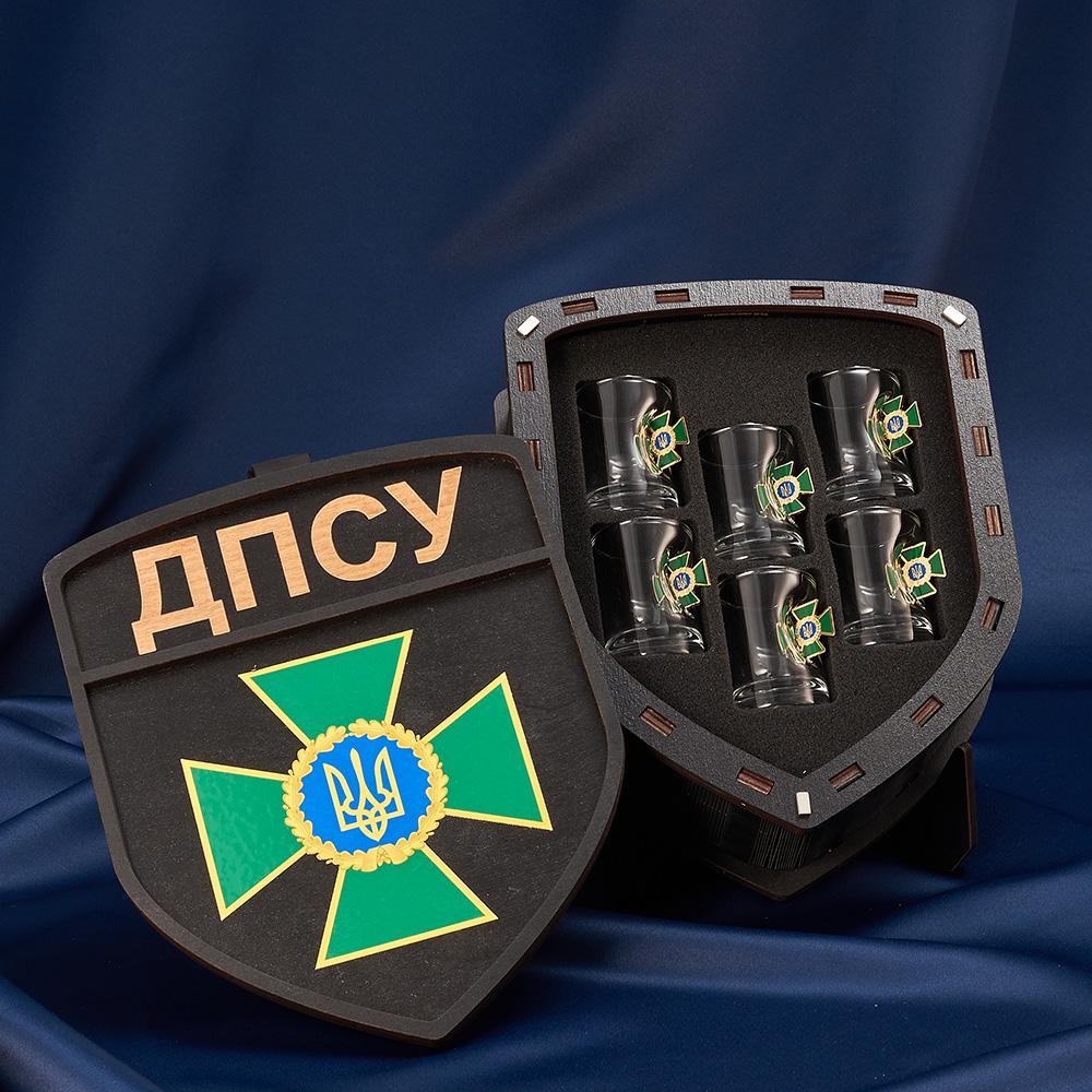 Подарочный набор рюмок с шевроном ГПСУ маленький (28421078) - фото 2 Подарочный набор рюмок с шевроном ГПСУ маленький (28421078) - фото 2