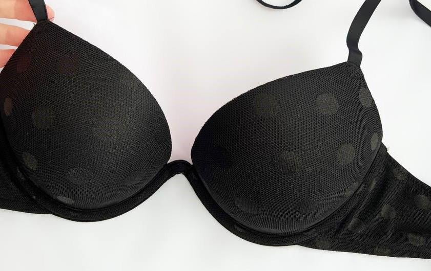 Бюстгальтер з супер пуш ап Victoria's Secret Wear Everywhere Super Push-Up Bra 70А Чорний (19362641)