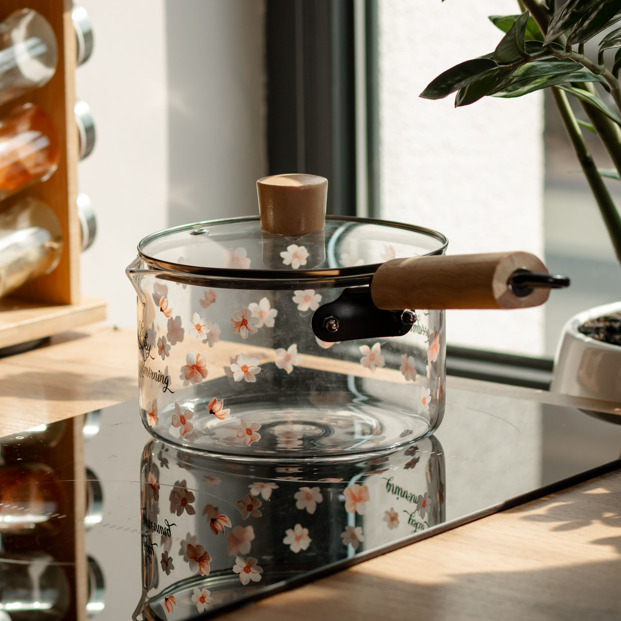 Ковш с крышкой для кухни с ручкой и носиком 1,8л