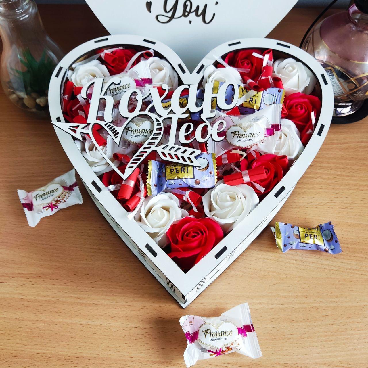 Бокс в форме сердца с конфетами 101 причиной Почему я тебя люблю и роз для девушки (ar154)
