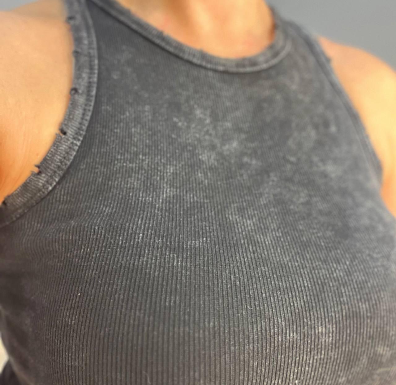 Майка женская YI FANG 501-2733 вареная рубчик порезанные швы OS Черный (2158) - фото 4