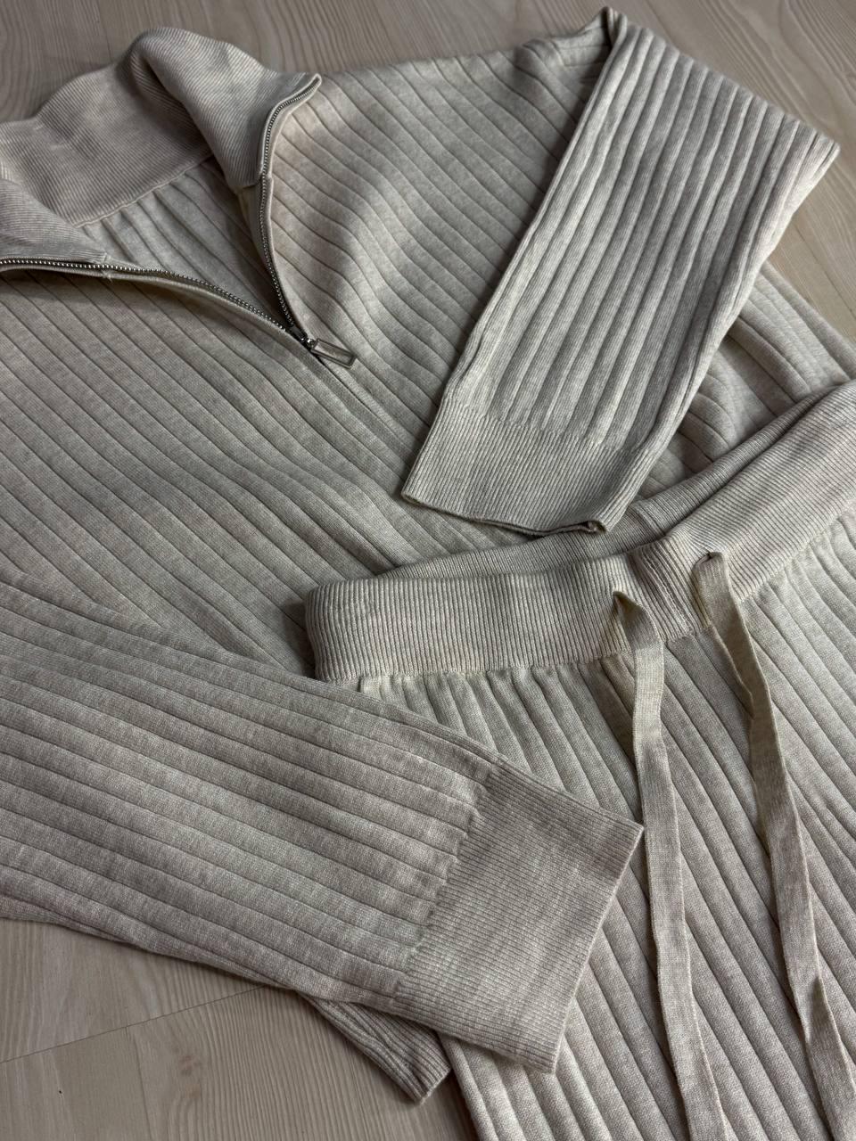 Костюм женский Joy One 376 вязаный в рубчик с кофтой на молнии и брюками палаццо OS Бежевый (5599) - фото 2 Костюм женский Joy One 376 вязаный в рубчик с кофтой на молнии и брюками палаццо OS Бежевый (5599) - фото 2