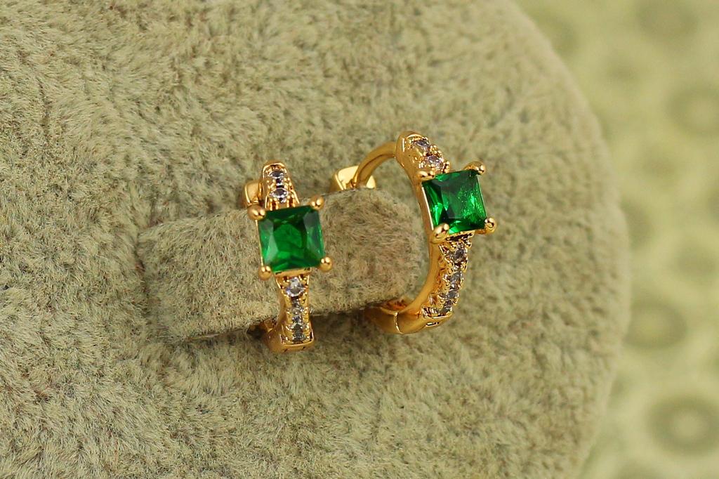 Серьги детские Xuping Jewelry Очаровательные грани с зеленым камнем 1,2 см Золотистый (34908138)