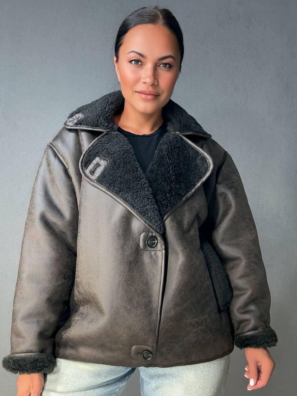 Дубленка женская Aftf Basic 242 с темным мехом на пуговицах S Коричневый (5022) - фото 5 Дубленка женская Aftf Basic 242 с темным мехом на пуговицах S Коричневый (5022) - фото 5